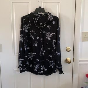 Who What Wear beautiful button down Blouse. Black and white floral. Large.